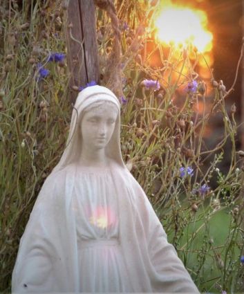 Maria mit leuchtendem Herz
