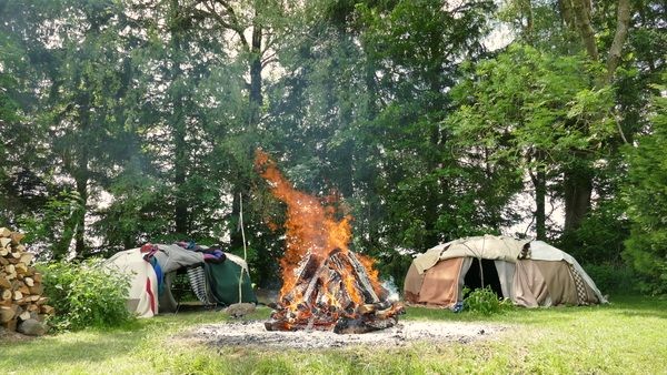zwei Schwitzhütten mit Feuer